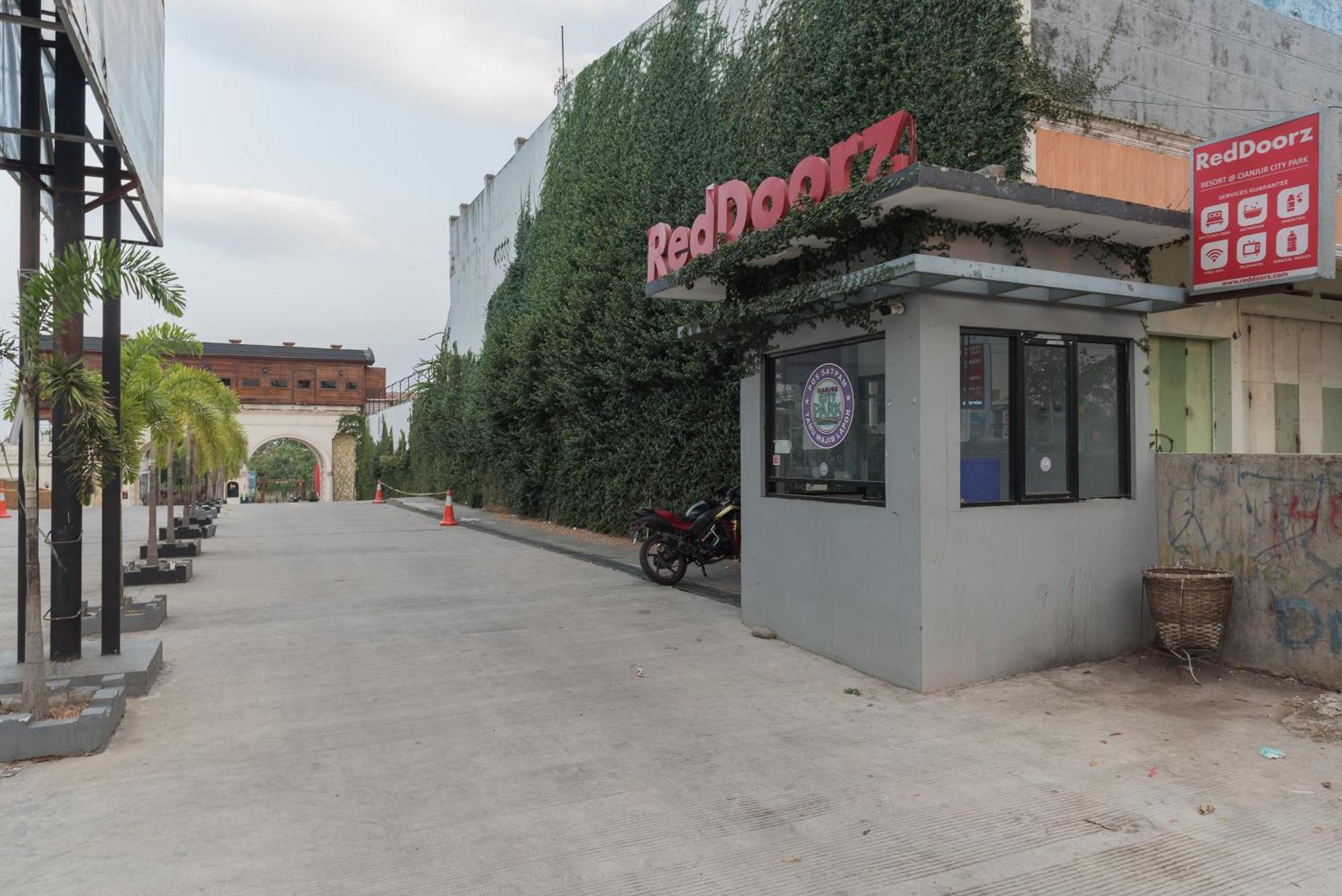 Urbanview Hotel Cianjur City Park By Reddoorz Екстериор снимка